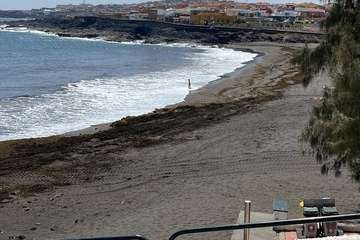 Usuarios de La Garita denuncian la deficiente limpieza para retirar la seba acumulada en la orilla/TA.